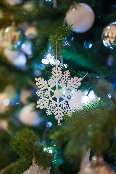 Christmas tree decorated with silver toys sta — Stock Photo, Image