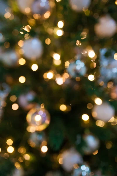Rozostřeného vánoční stromky a girlandy, žlutá bokeh — Stock fotografie