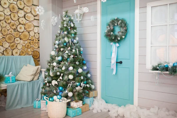 别致的客厅，室内装饰着圣诞树 免版税图库照片