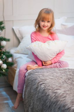 Sevimli küçük kız yatakta gecenin Pembe pijama
