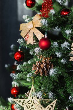 Altın Yay ve bump Noel ağacı üzerinde