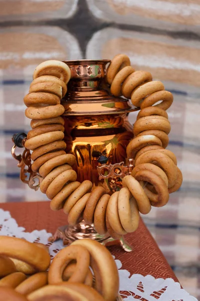 Kulübe arka planda geleneksel Rus Semaver. Bageller, kurutma