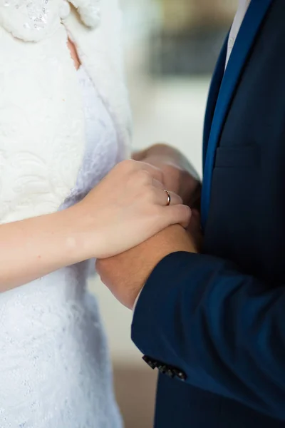 Närbild av gifta par som håller händer — Stockfoto