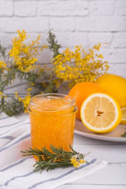Cam kavanozda dilimlenmiş portakal ve portakal reçeli