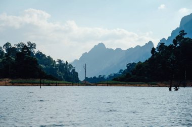 Cheow Lan Gölü 'nde, Ratchaprapha Barajı' nda, Tayland 'da Khao Sok Ulusal Parkı' nda yaz günü