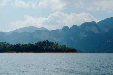 Cheow Lan Gölü 'nde, Ratchaprapha Barajı' nda, Tayland 'da Khao Sok Ulusal Parkı' nda yaz günü