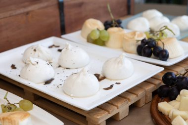 Açık büfe masasında sunulan trüf ezmeli ve üzümlü taze burrata, lüks bir aşçılık deneyimi sunuyor.
