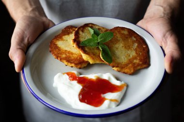 Kahvaltı yoğurt ve reçel krep yakın u