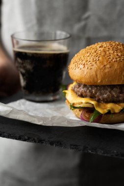 et burger ve karanlık arı