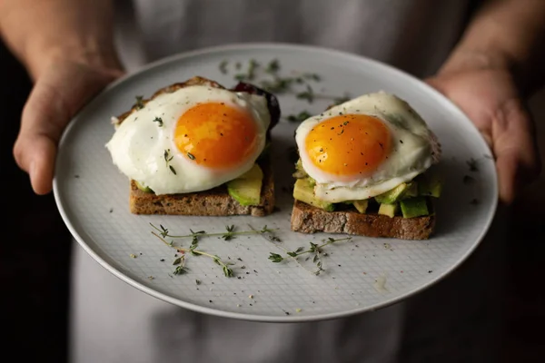 Pain Grillé Avocat Oeuf Sur Une Assiette Concéder Petit Déjeuner — Photo