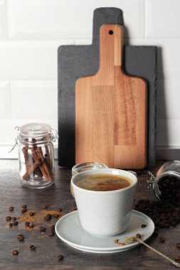 siyah kahve, tarçın ve kahve fasulye