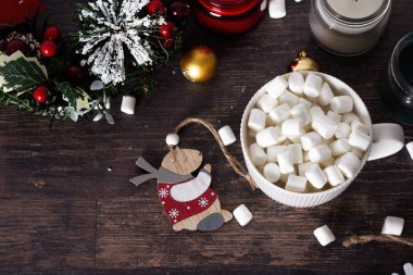 hatmi sıcak içecek ve Noel süslemeleri üstten görünüm ve tex için yer