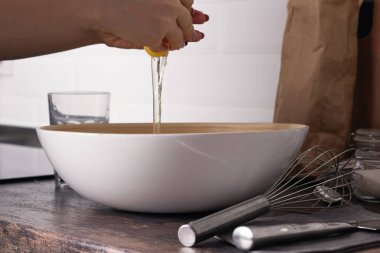 Eller cu bir yumurta kırmak