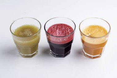 Beyaz adam havuç, elma ve pancar suyu