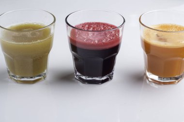 Beyaz arka plan closeu havuç, elma ve pancar suyu