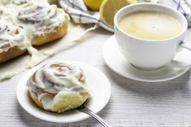 krem ve büyük bir bardak kahve ile buns