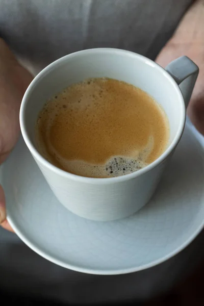 Csésze Fekete Kávé Férfi Keze Szoros — Stock Fotó