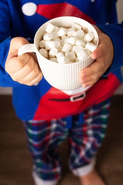 Dítě Pyžamu Vánoční Držel Hrnek Kakaa Marshmallow — Stock fotografie