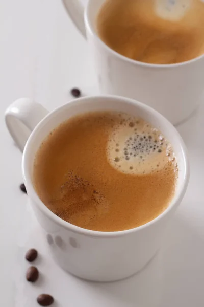 Zwei Weiße Tassen Kaffee Auf Weißem Marmor — Stockfoto