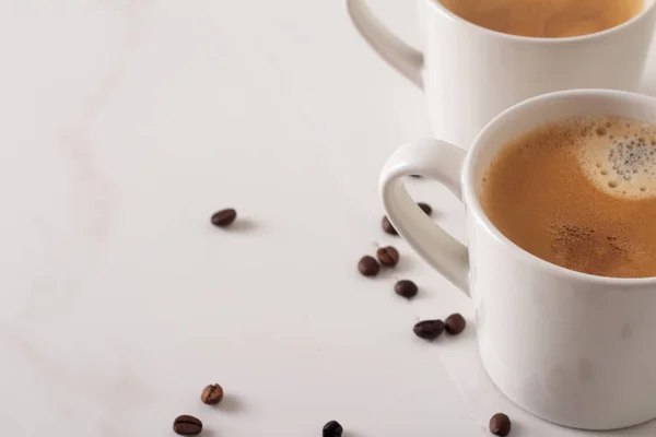 beyaz fincan kahve üzerinde beyaz marbl