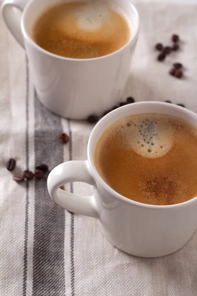 Két Fehér Csésze Fekete Kávé Tableclot — Stock Fotó