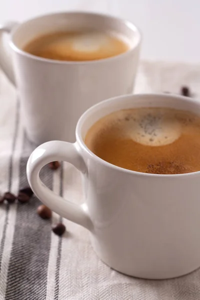 Két Fehér Csésze Fekete Kávé — Stock Fotó