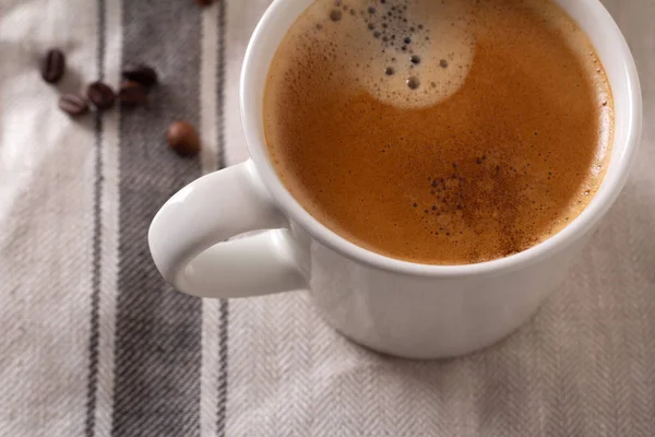 Fekete Kávé Fehér Csészében Közelről Egy Tableclot — Stock Fotó