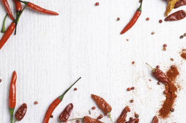 tex için yer ve beyaz arka plan üzerinde kırmızı biber çeşitleri