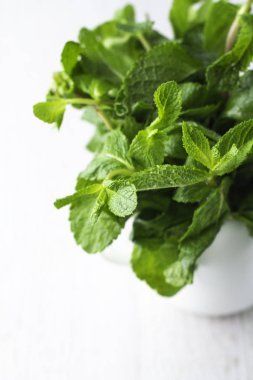 Beyaz adam nane yaprakları