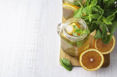 çay buz, turuncu ve nane ve beyaz bir adam üzerinde yer