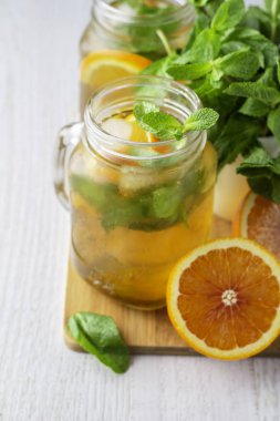 buz, kırmızı turuncu ve beyaz adam nane çayı