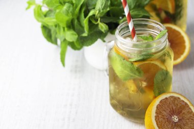 Turuncu ve nane ve tex için yer ile soğuk çay