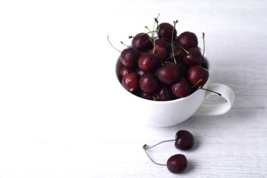 bir beyaz cu kırmızı kiraz