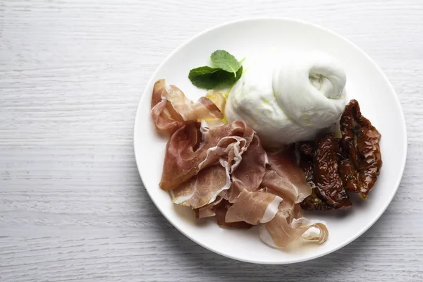 Antipasti, sarsıntılı, kurutulmuş domates güneş ve üzerinde beyaz bir adam peynir