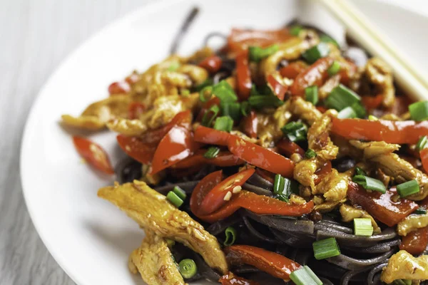 Buğday noodle sebze yakın çekim, Asya cuisin ile