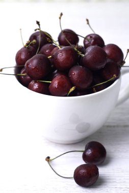 Kırmızı Kiraz yakın çekim bir beyaz adam