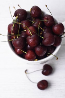 bir beyaz zemin üzerine kırmızı kiraz vie