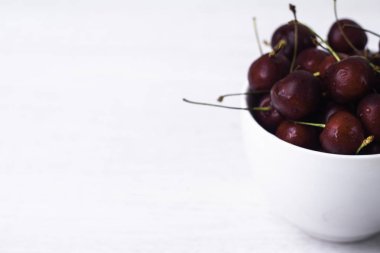 beyaz bir dis beyaz bir arka plan üzerinde kırmızı kiraz