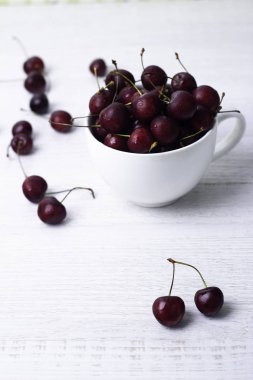 beyaz bir dis kırmızı kiraz