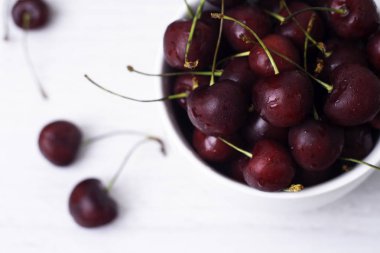 Kırmızı Kiraz abov besleme beyaz kase yakın çekim