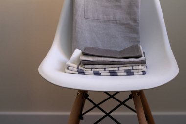 bir yığın Mutfak havlu, peçete beyaz bir sandalye ve metin için bir yer