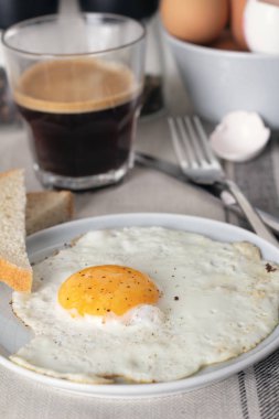 Sahanda yumurta, tost ve kahve closeu