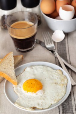 Sahanda yumurta ve kahve breakfas için