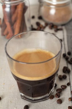 sade kahve, kahve çekirdekleri ve baharat yakın çekim