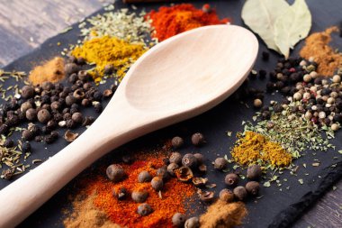 tahta kaşık, çeşitli baharatlar