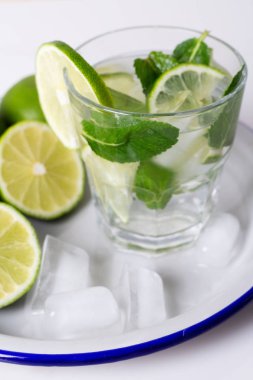 içki, su, mojito limon ve nane bir trad buz ile