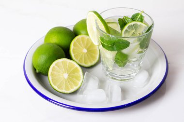 içki, su, mojito limon ve nane Ice beyaz zemin üzerinde bir tepsi ile