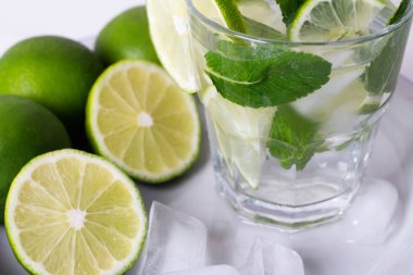 içki, su, mojito limon ve nane ile buz