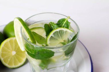 , mojito limonlu su içmek ve cam yakın çekim içinde nane