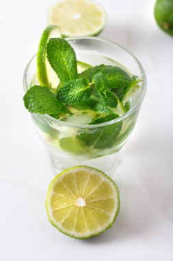içki, su, limon ve nane ile mojito